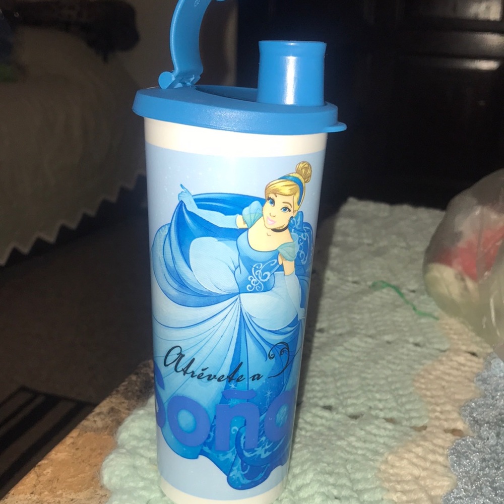 Tupperware cup 💙